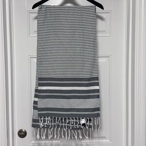 H&M Home Striped Beach & Bath Towel | Grey & White | 31”x65” | EUC ✨✨✨